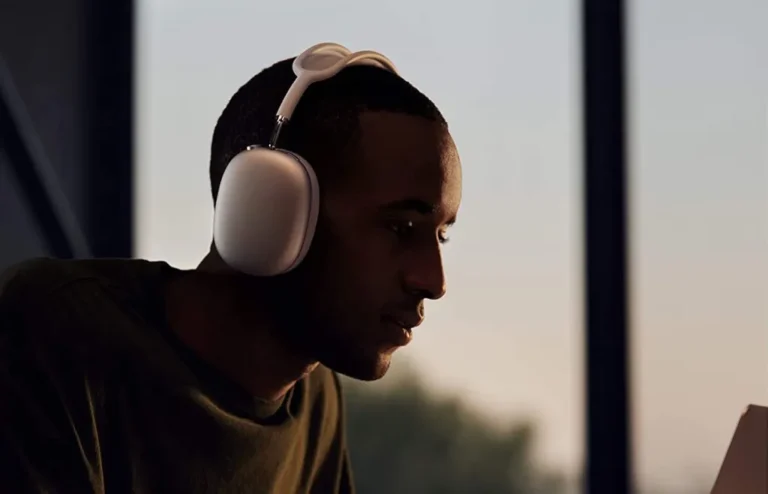 Read more about the article Tech Meets Fashion: Stylish Headphone Trends Making Waves