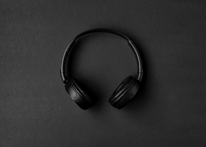 Read more about the article Remote Resonance: Earphones as Essential Tools in Virtual Meetings and Work