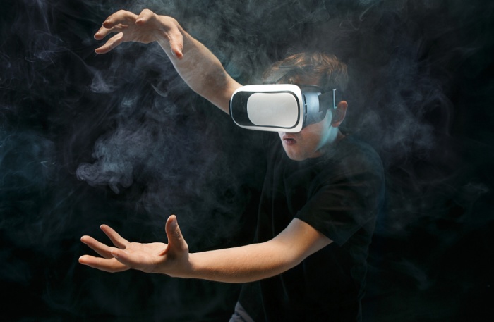 Read more about the article Revolutionizing Online Shopping: The Role of Augmented Reality in E-commerce
